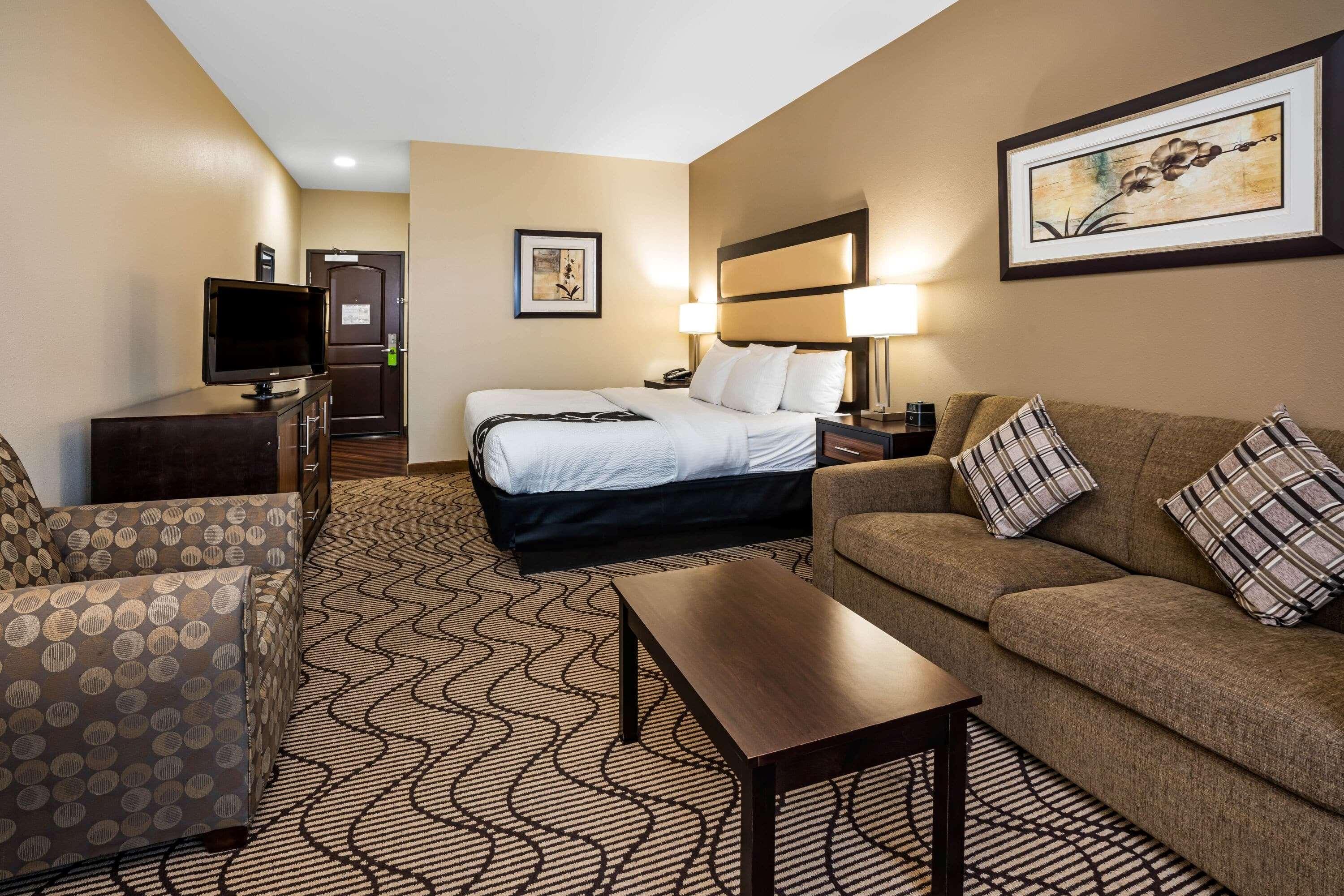 La Quinta By Wyndham Auburn Hotel Exterior photo