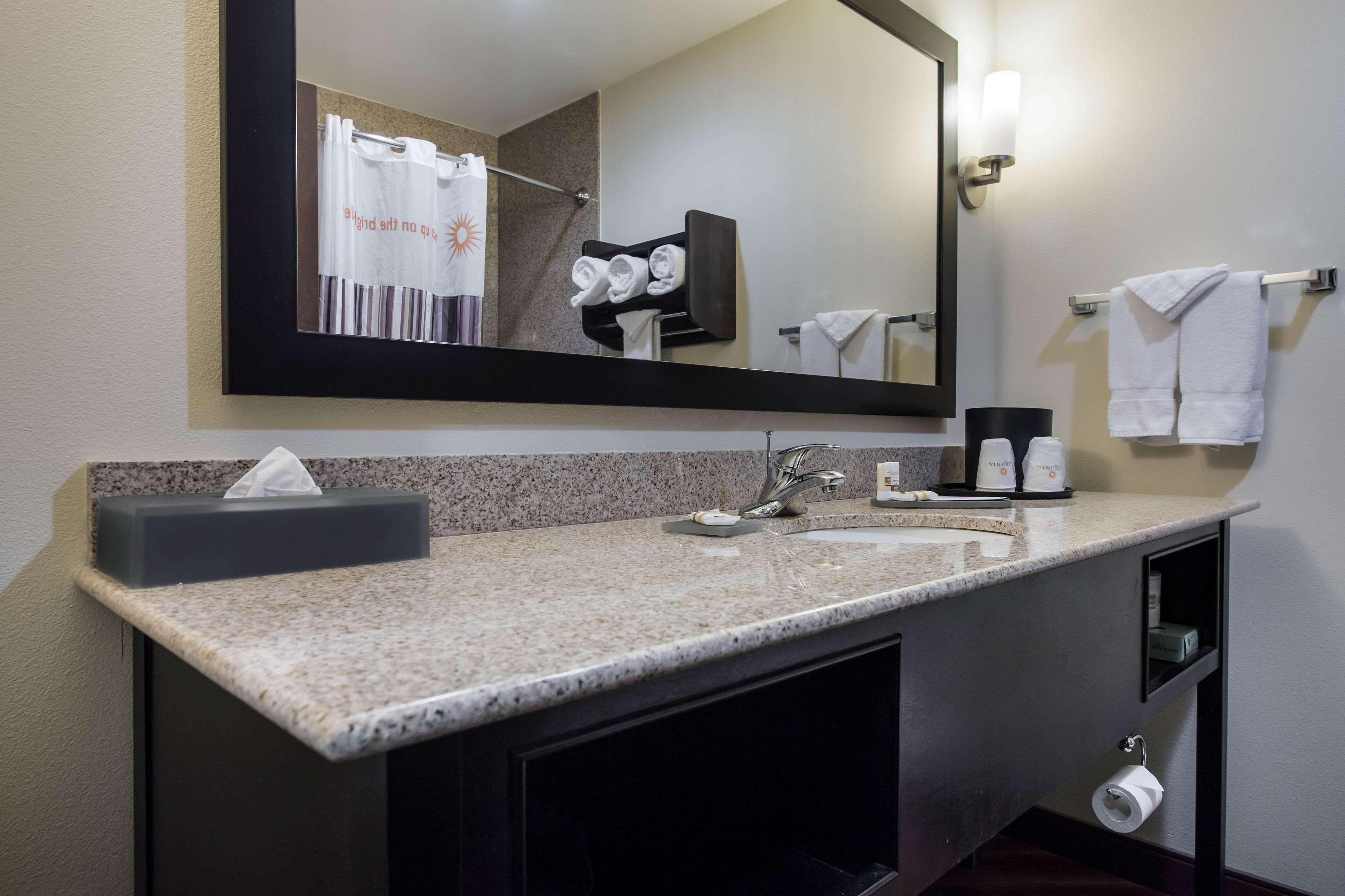 La Quinta By Wyndham Auburn Hotel Exterior photo
