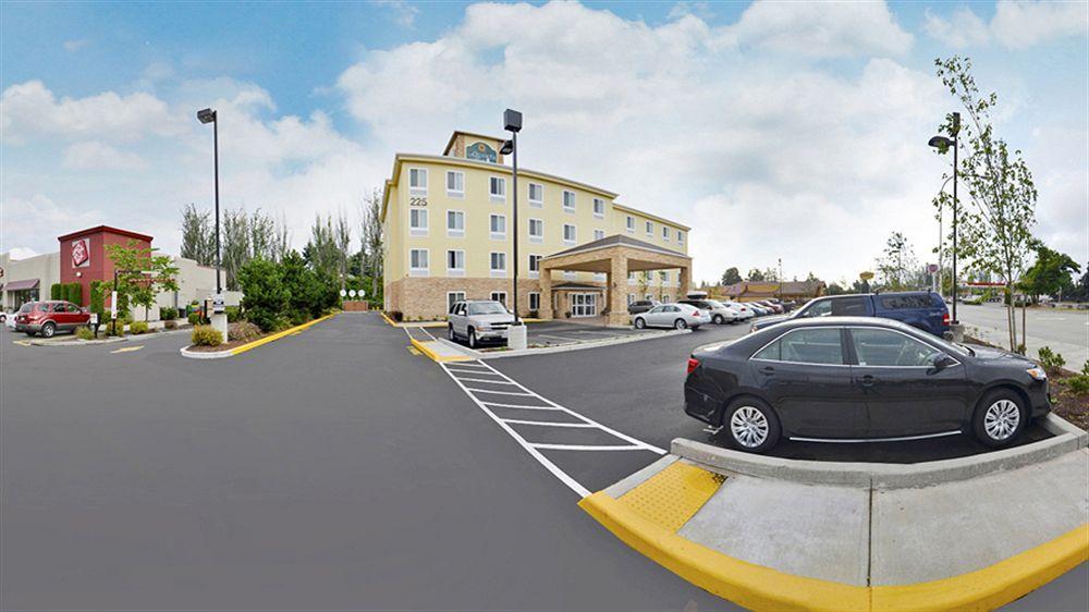 La Quinta By Wyndham Auburn Hotel Exterior photo