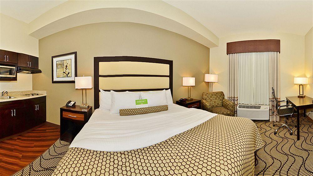 La Quinta By Wyndham Auburn Hotel Exterior photo